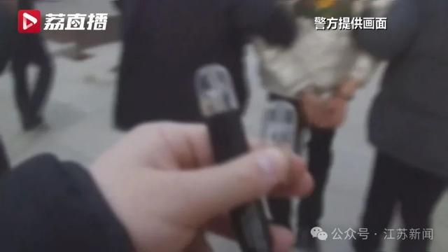 儿子抽完“烟”，摇摇晃晃、手还发抖！父亲“大义灭亲”拉他去自首……