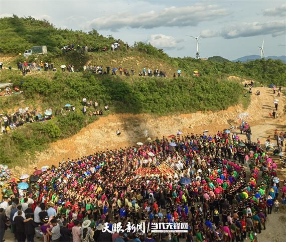 雷山独南苗寨：爬坡爬到山顶上 对歌对到日落坡