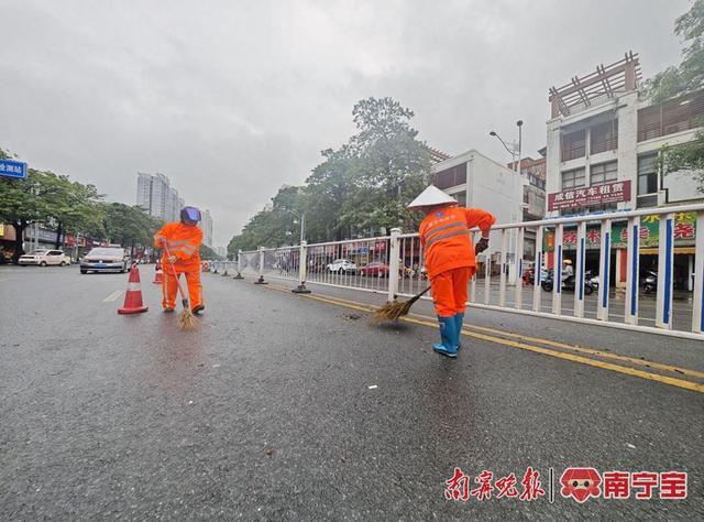 环卫工人雨后及时清理路面，畅通市民回家路