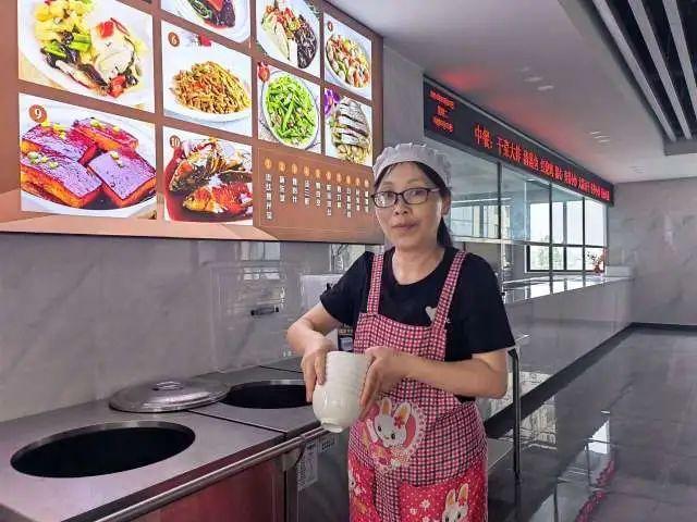 暴雨天，杭州烧饭阿姨路过河边立即报警！民警赶到后惊了