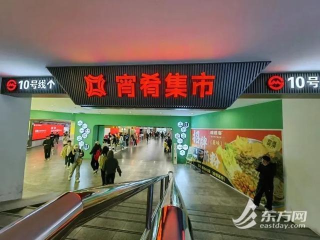 上海一商场竟“山寨”地铁指示牌引流？负责人：不会拆