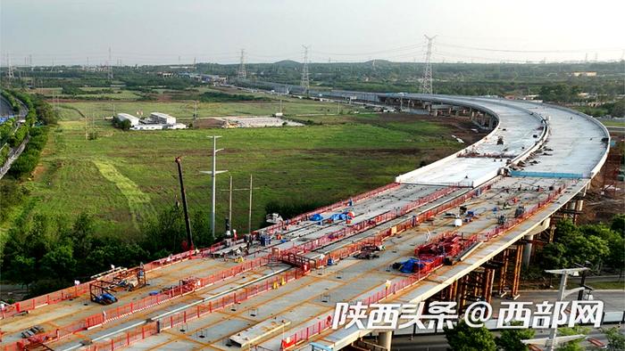 马家堡至泾阳高速公路马家堡大桥上跨张良路钢箱梁完成安装