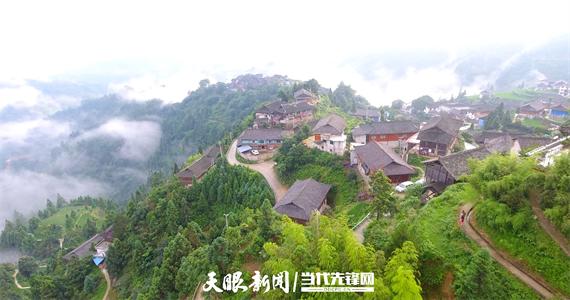 雷山独南苗寨：爬坡爬到山顶上 对歌对到日落坡