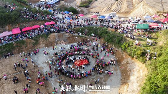 雷山独南苗寨：爬坡爬到山顶上 对歌对到日落坡