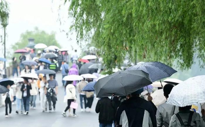 今早的杭州可太好看了！天气马上要转折，余额仅剩一天…