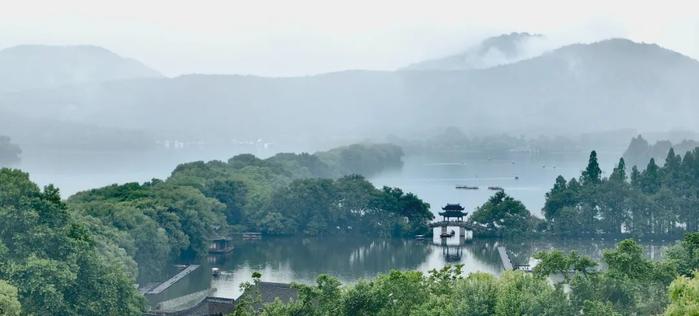 今早的杭州可太好看了！天气马上要转折，余额仅剩一天…