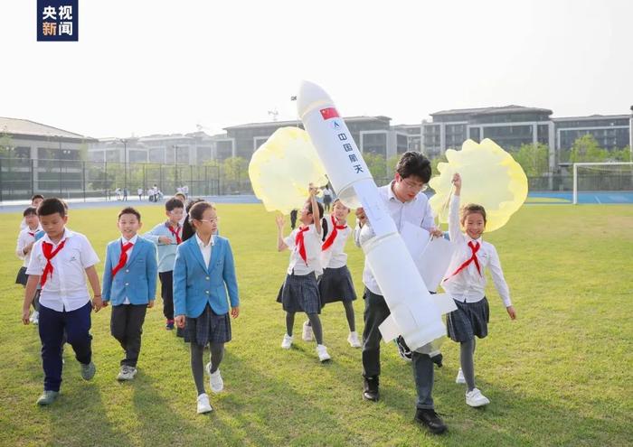 用塑料瓶造“火箭”？这个小女孩有点厉害！