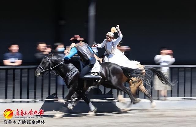 策马追风 纵情驰骋 带你看“宝马炫街”的明星骑手