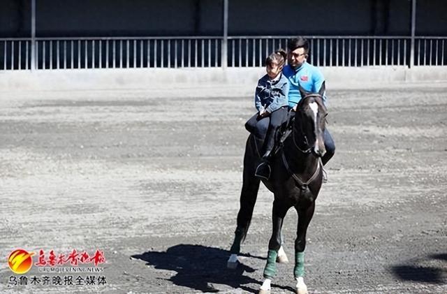 策马追风 纵情驰骋 带你看“宝马炫街”的明星骑手