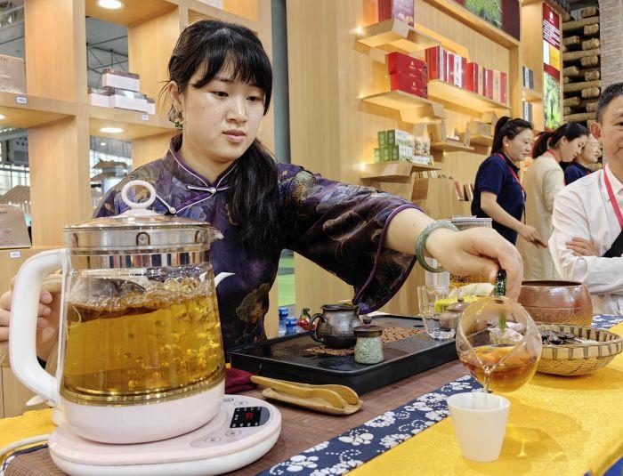 第十三届四川国际茶业博览会在蓉开幕 近两千家中外企业参展