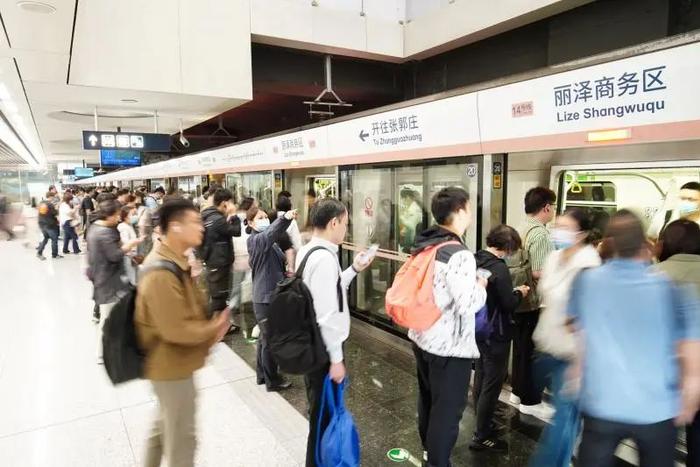 工作日早晚高峰加车 北京地铁14号线提运力