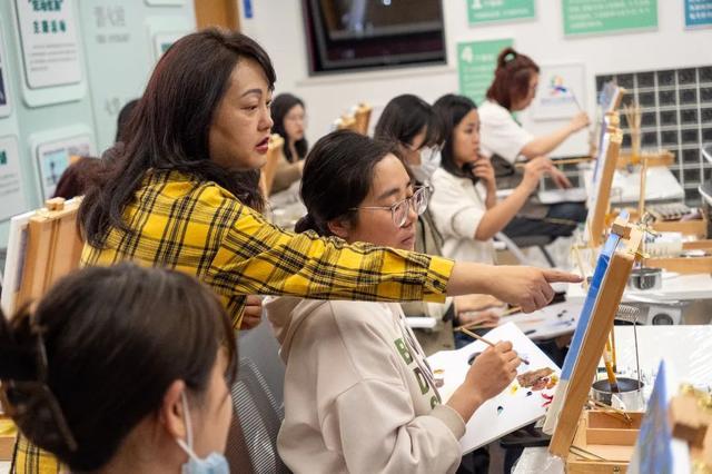 零基础也能画油画，上海徐汇市民夜校绽放别样光彩