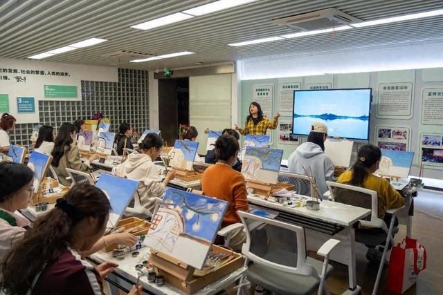 零基础也能画油画，上海徐汇市民夜校绽放别样光彩