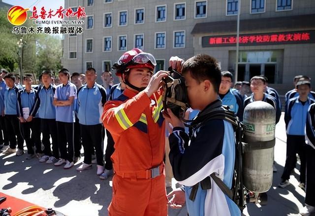 乌鲁木齐市消防部门开展“防灾减灾日”地震应急演练