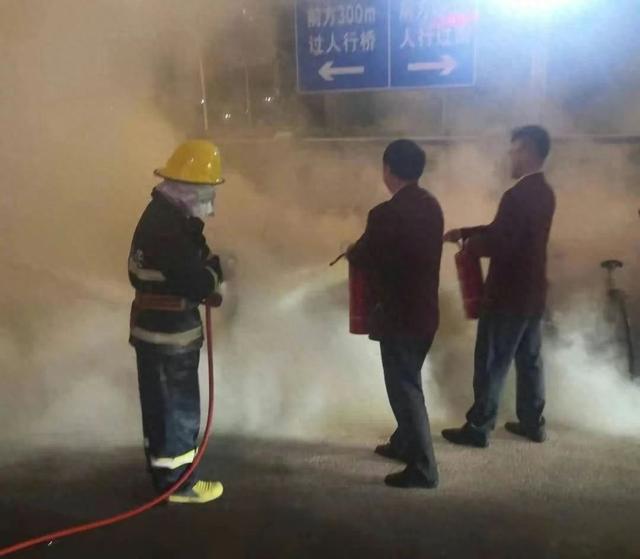 上海一地铁站外电瓶车电瓶自燃，6分钟后火情被控制，无人伤亡