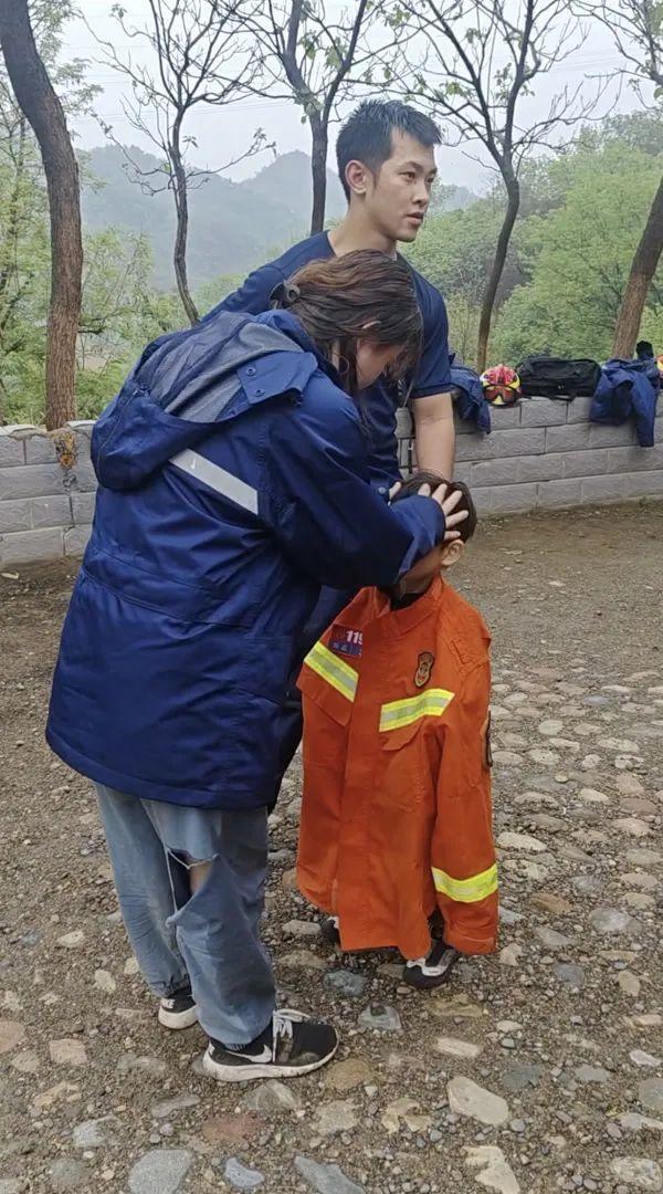 带5岁孩子雨天爬野山，母子被困！北京消防出动