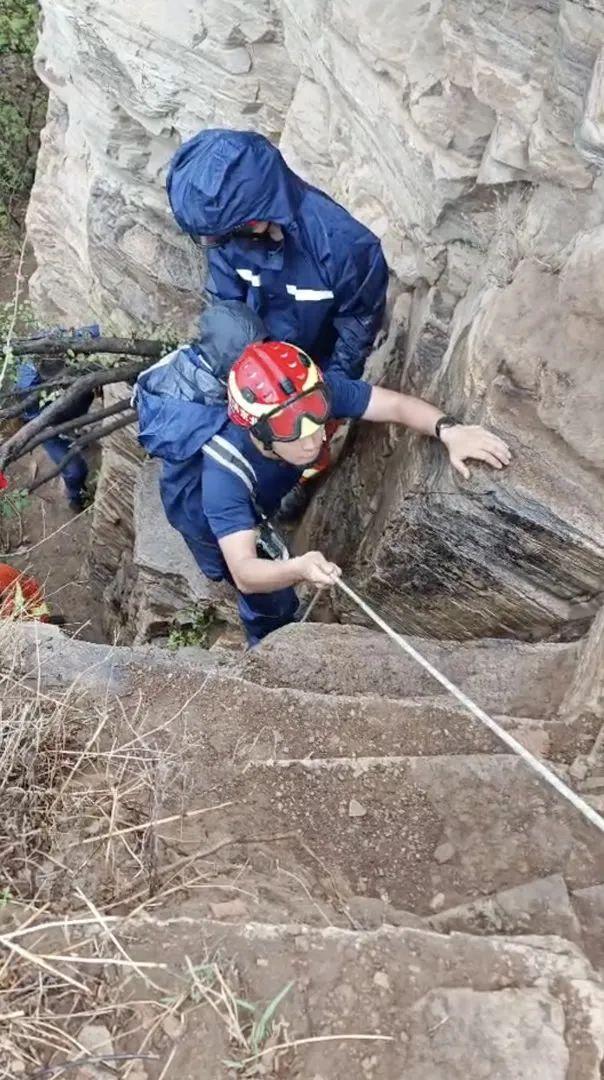 带5岁孩子雨天爬野山，母子被困！北京消防出动