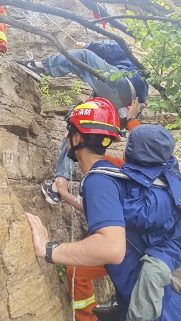 带5岁孩子雨天爬野山，母子被困！北京消防出动