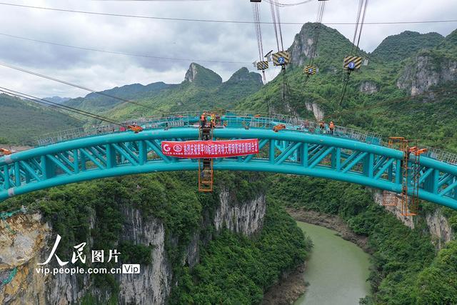 贵州：贵平高速拉密河特大桥钢管拱肋顺利合龙