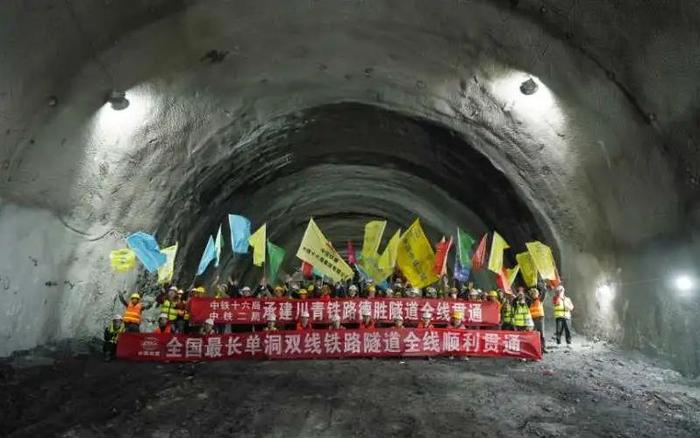 德胜隧道顺利贯通，川青铁路成黄段预计今年全线通车