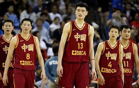 中国篮球运动员也能做到罚球线骑扣，他到底是谁？