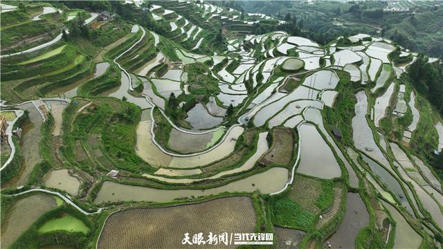 贵州黎平：梯田灌水季 水影天光美如画