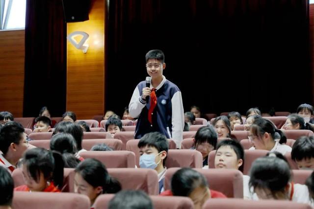 道德模范进上海长宁校园，学生们感兴趣的问题是……