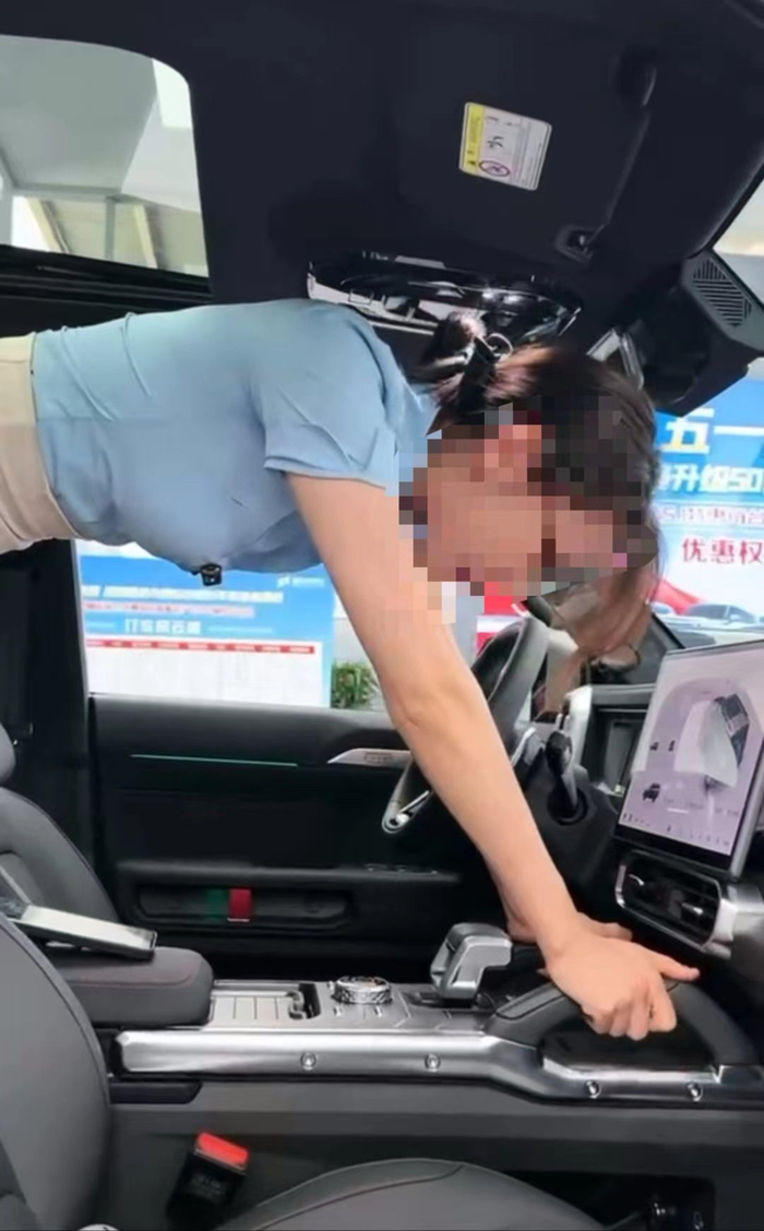 汽车直播变擦边秀场：女主播展示“尖叫扶手”还