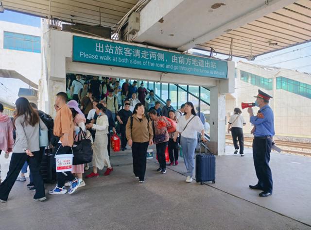 打卡胖东来，去洛阳赏花……郑州铁路加开“商超旅游列车”，全程最高票价仅需32.5元