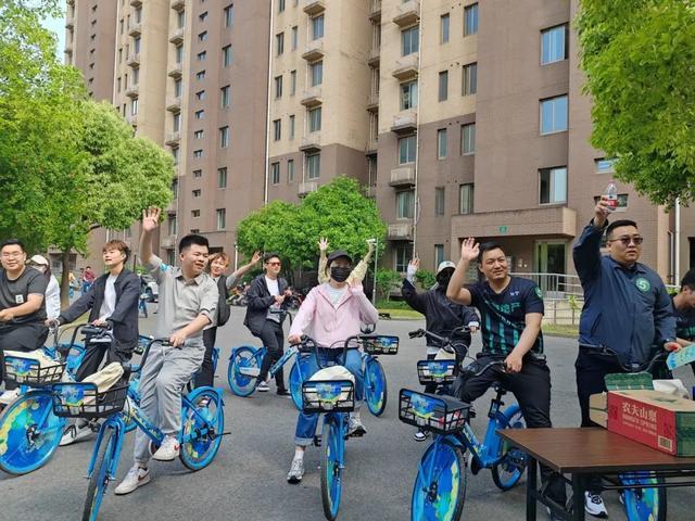 上海长宁这群年轻人骑上共享单车，开启一次“低碳之旅”