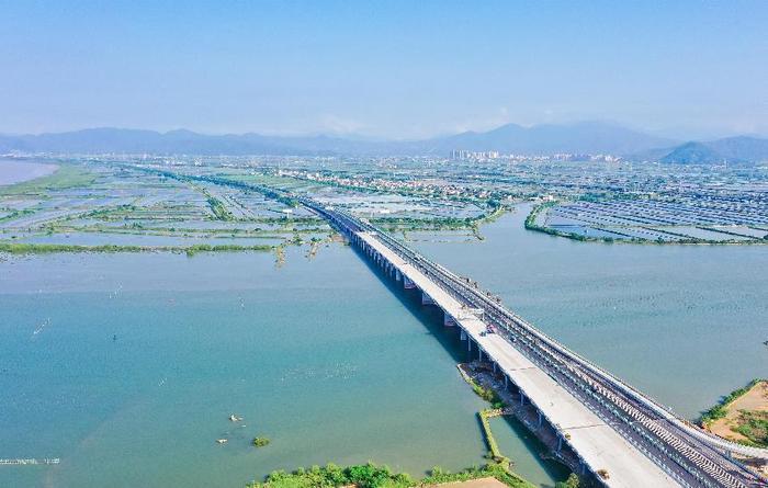 深汕西高速改扩建长沙湾跨海特大桥旧桥拆除完成