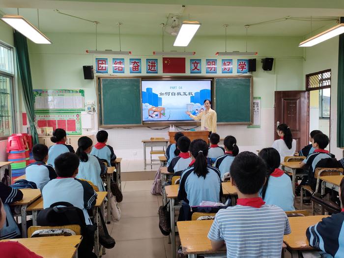 南宁市青秀区长塘镇中心学校开展地震应急逃生演练