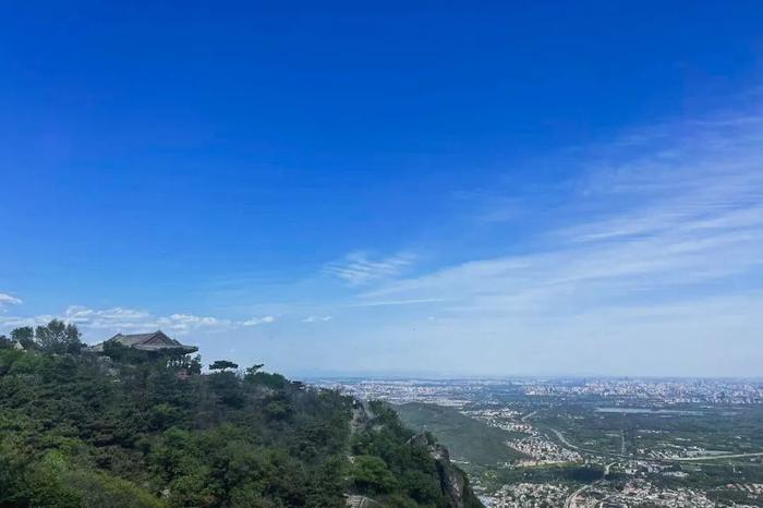 香山悠悠初夏时 绿意涌动山风拂面