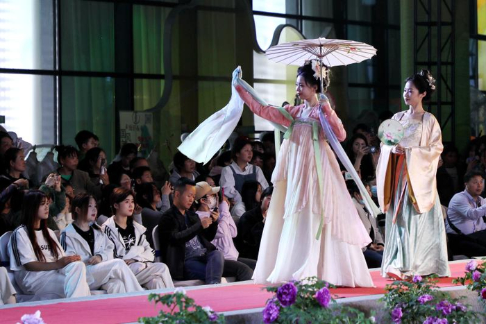 ▲2024年4月1日,第二届曹县汉服文化节暨2024春夏款新品发布会在山东菏泽曹县举行。图/IC photo