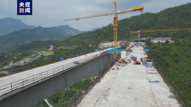 渝湘复线高速公路黄草乌江特大桥顺利合龙