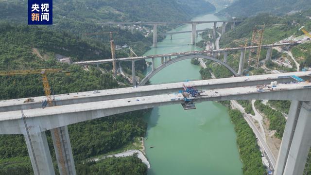 渝湘复线高速公路黄草乌江特大桥顺利合龙