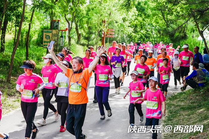 超3000名跑友竞速槐林间 陕西·永寿山地越野赛举行