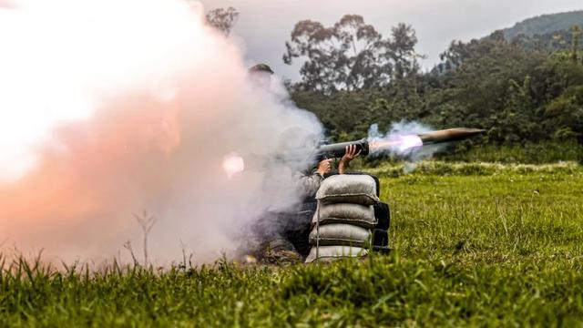 超燃训练组图来袭！第74集团军某旅展开实弹射击