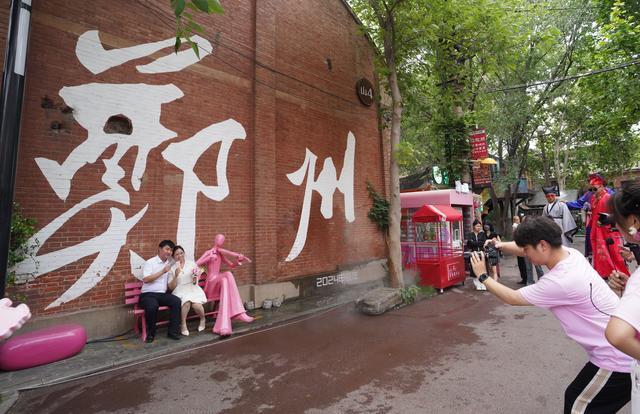 郑州“文创式”“花园式”的户外颁证基地投用，领证仪式很浪漫