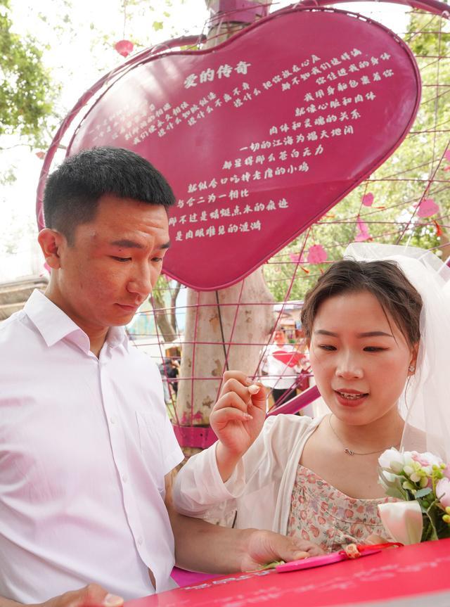 郑州“文创式”“花园式”的户外颁证基地投用，领证仪式很浪漫