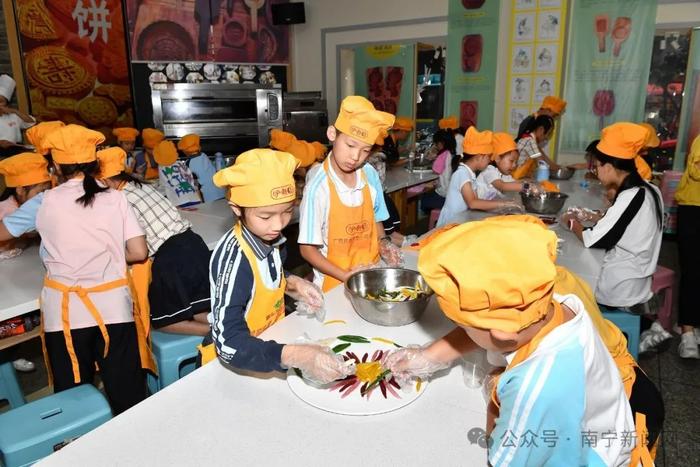 传承广西美食文化！南宁云小主播到南宁第一职业技术学校开展学习制作粉虫研学活动