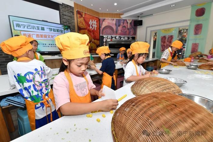 传承广西美食文化！南宁云小主播到南宁第一职业技术学校开展学习制作粉虫研学活动