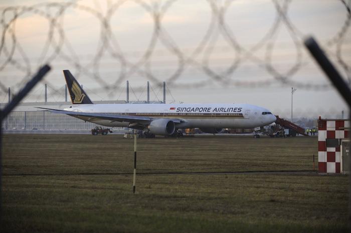 新加坡航空一航班遭遇严重气流致两人死亡，遭遇颠簸时该怎么做？