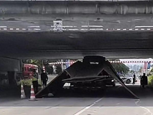 事发上海金山！一货车因超高撞击桥梁底部，厢体散架……
