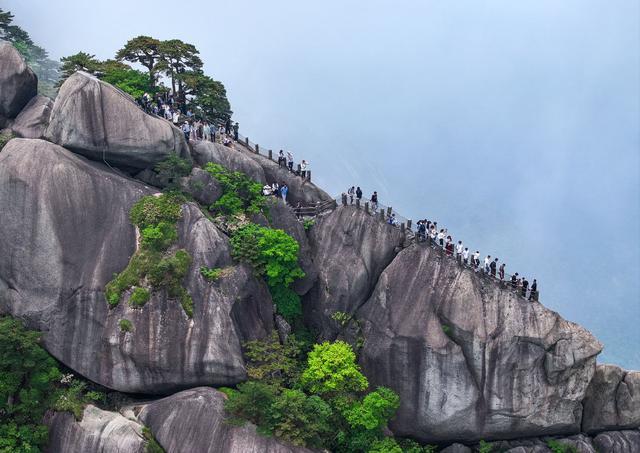 黄山天都峰时隔5年恢复开放，著名景点“鲫鱼背”再上线