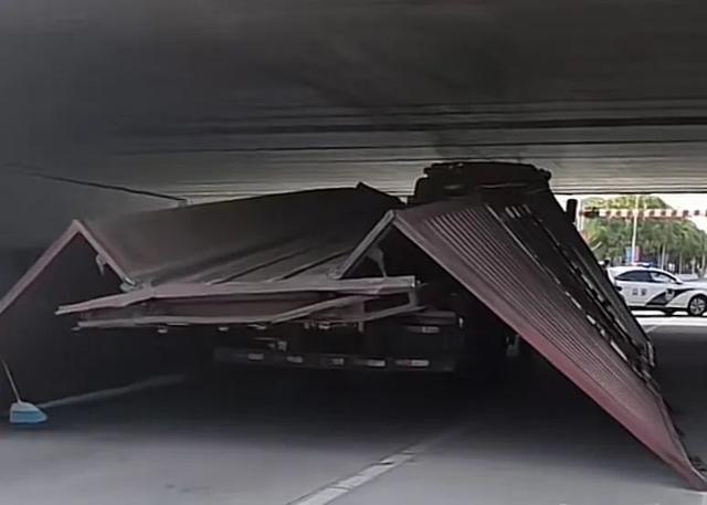 事发上海金山！一货车因超高撞击桥梁底部，厢体散架……