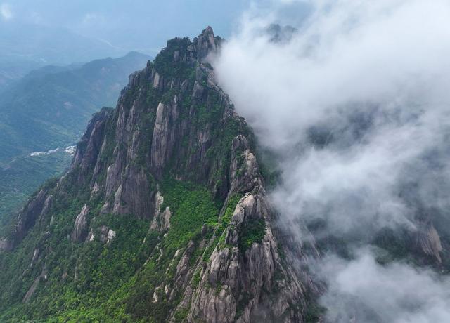 黄山天都峰时隔5年恢复开放，著名景点“鲫鱼背”再上线