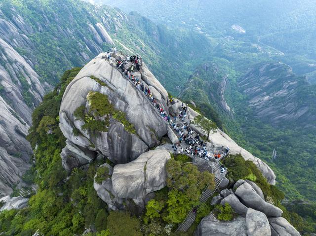 黄山天都峰时隔5年恢复开放，著名景点“鲫鱼背”再上线