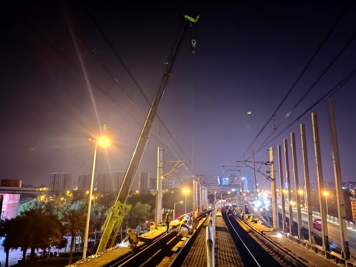 长沙地铁1号线全封闭式声屏障安装施工整体进度已过半