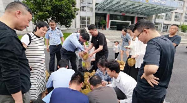 水果小贩醉驾被拘，宁波交警处罚他、又帮他卖出车上的榴莲